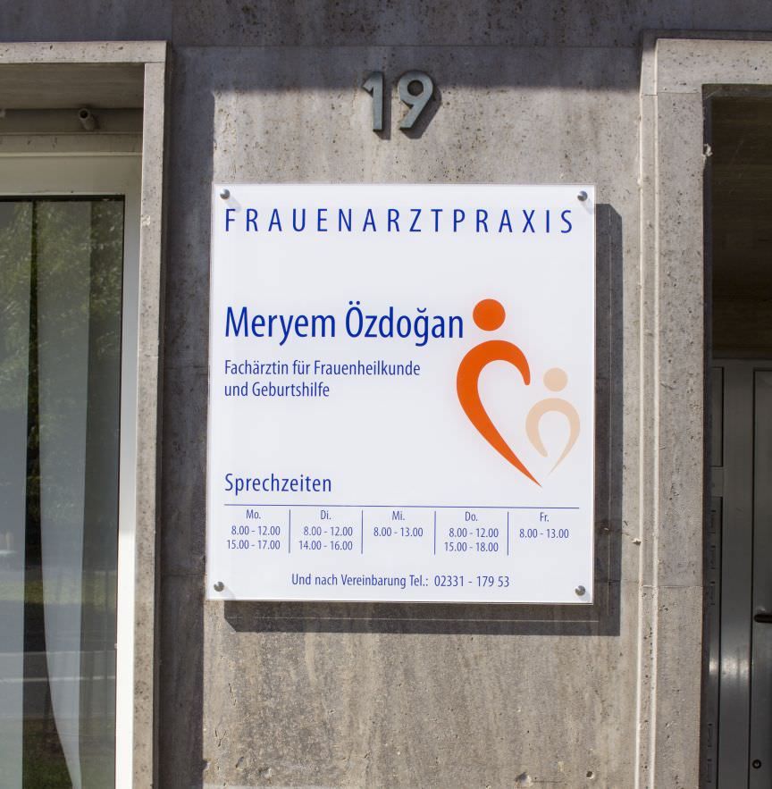 Praxisschild der Frauenarztpraxis Meryem Özdogan in Hagen mit Sprechzeiten