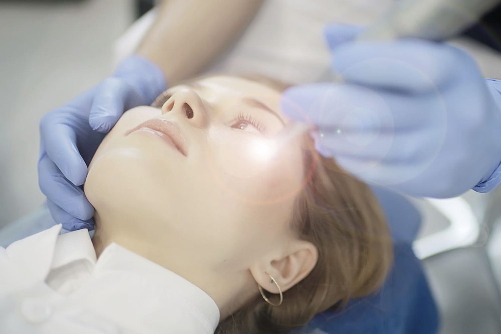 Patientin bei einer Laserbehandlung im Gesicht